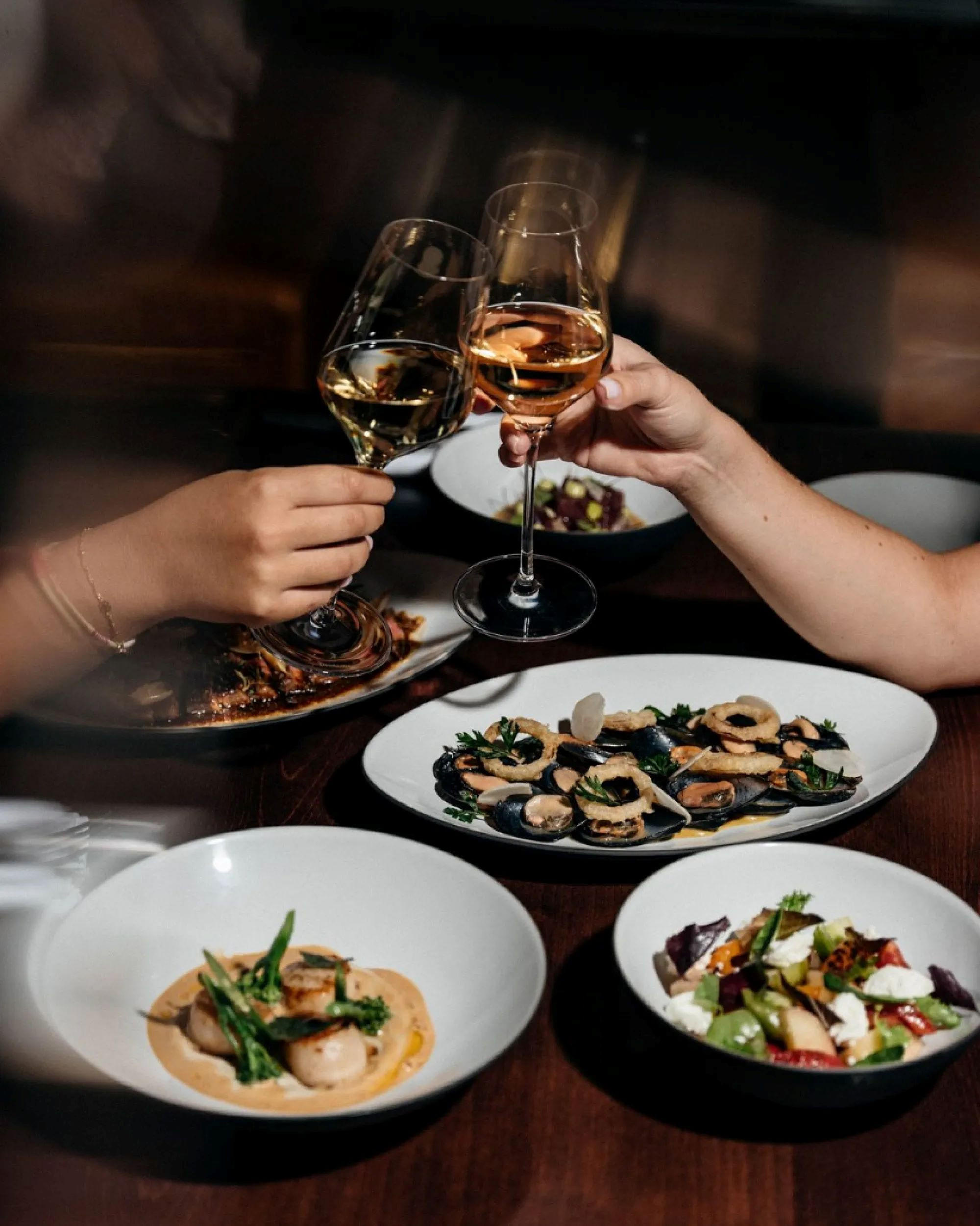 SERVIERTELLER EQUINOXE 35 cm Pfeffer - Hellgrau, Keramik (22.3/4/35cm) - Revol Porcelaine France