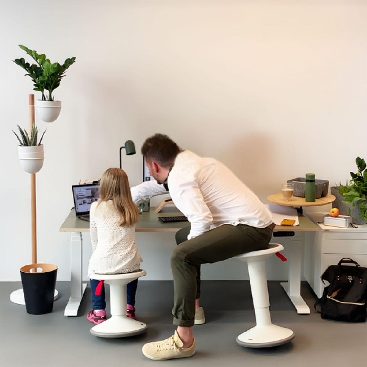 SCHREIBTISCH Elektrisch Höhenverstellbarer Familien Schreibtisch Pitino Curved Kiesel Signalweiß 160/70/52.5-121cm - Beige/Weiß, Holzwerkstoff/Metall (70/160/121cm) - ASSMANN