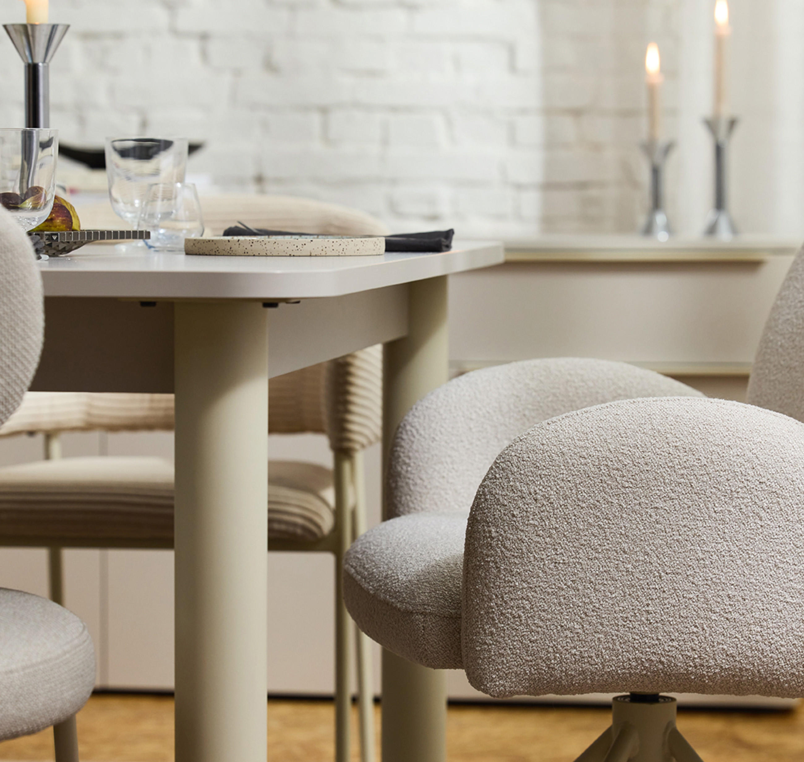 Esszimmertisch mit Stühlen in beige