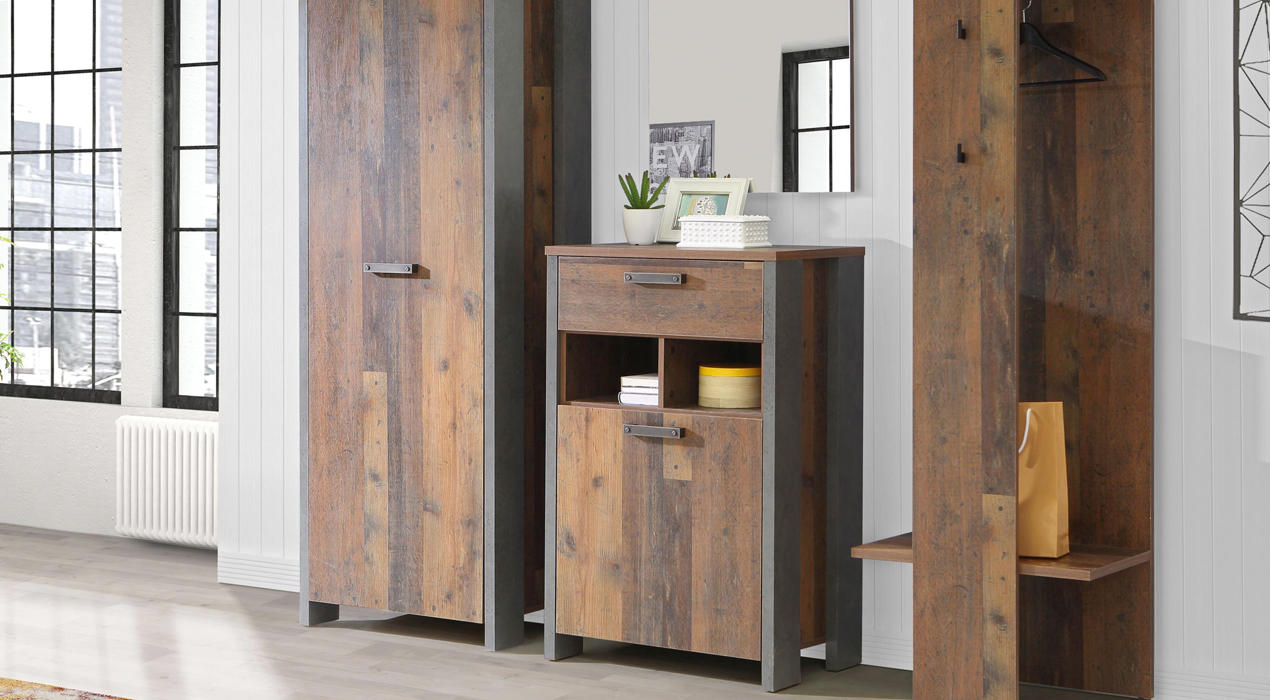 Moderner Flur mit Holzmöbeln: hoher Schrank, Kommode mit Deko, offene Garderobe