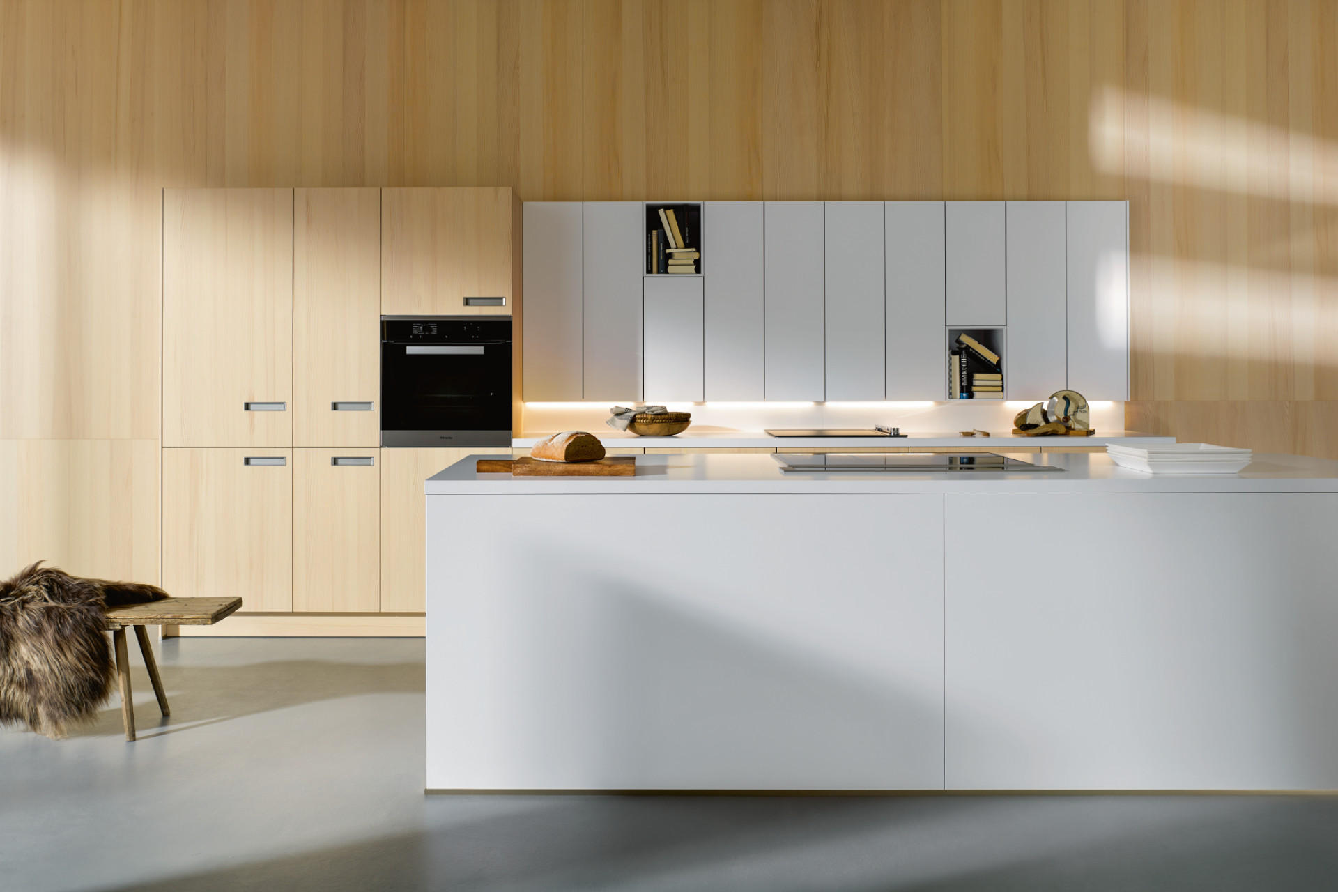 Weisse Designer-Küche kombiniert mit Holz
