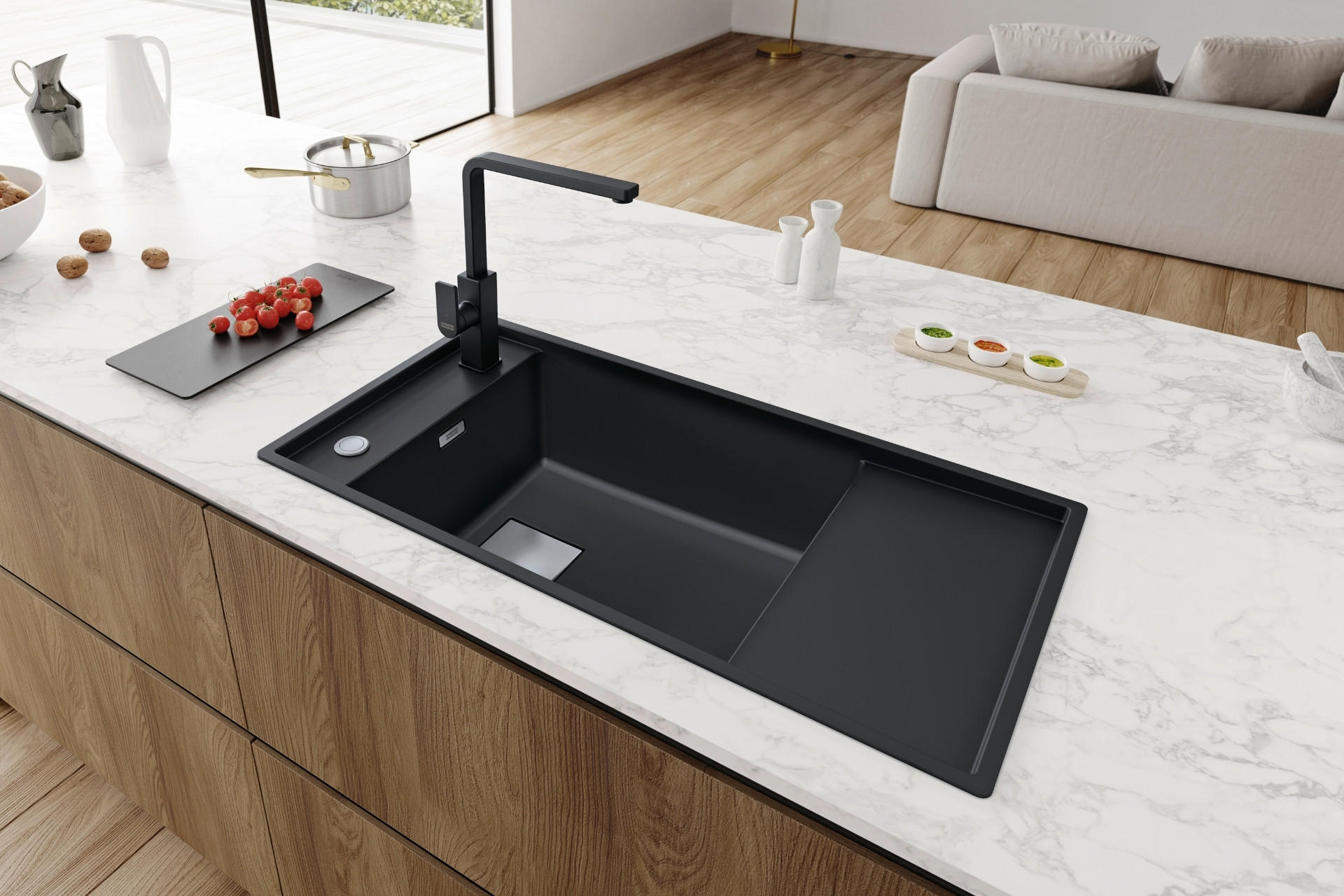 Eine helle Küchenarbeitsplatte mit einem Waschbecken der Black Collection von Franke