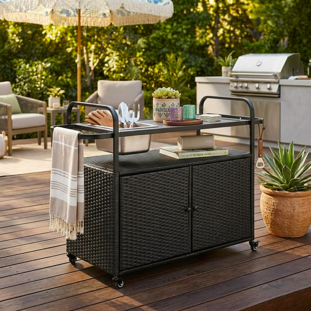 OUTDOOR-BARWAGEN 131 cm Schwarz Stahl & Rattan – Servierwagen mit Eisbehälter, Schrank & Lenkrollen - Schwarz, Metall (131/91/50cm) - Urban Meuble