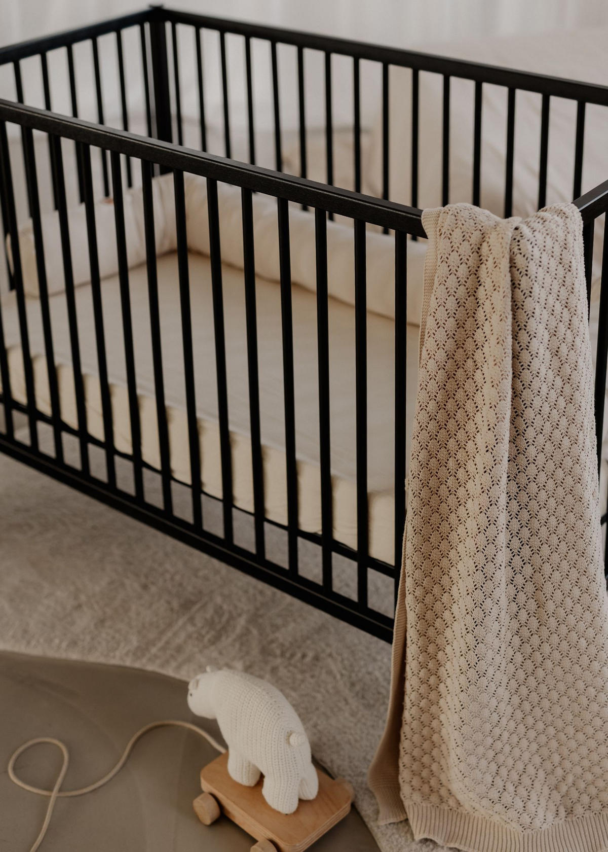BEISTELLBETT mit Umbauseite & Rollen -BLACK EDITION - Dreamy 4 in 1 Bett - Schwarz, Holz (120/90/60cm) - Sämann – make a difference.