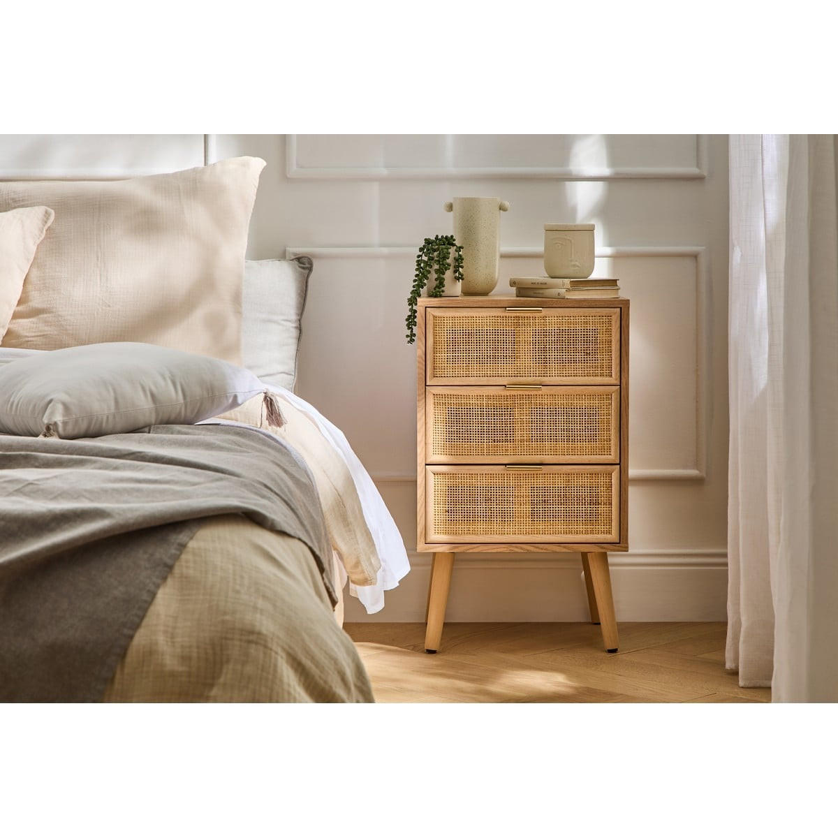 NACHTTISCH mit 3-Schubladen-Front aus natürlichem Rattangeflecht - Eschefarben, Holzwerkstoff (36.5/71/42cm) - Calicosy