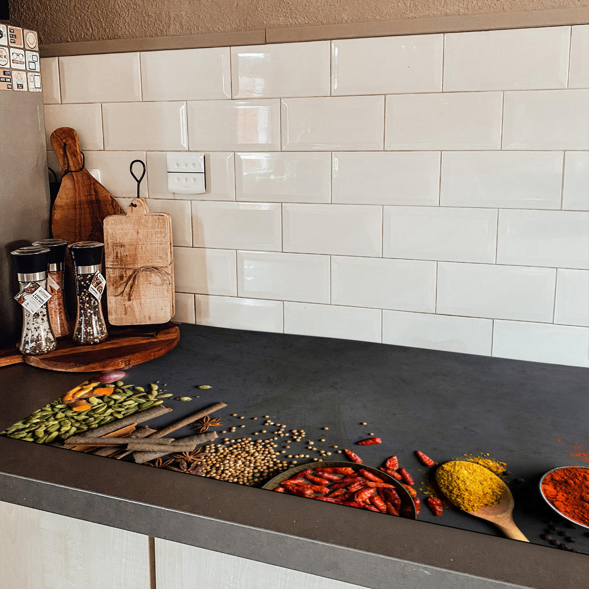 HERDABDECKPLATTE Kräuter - Lebensmittel - Gewürze - Schwarz - Paprika - Zimt 90x52 cm - Currygelb, Kunststoff (90/52/0.2cm) - MuchoWow