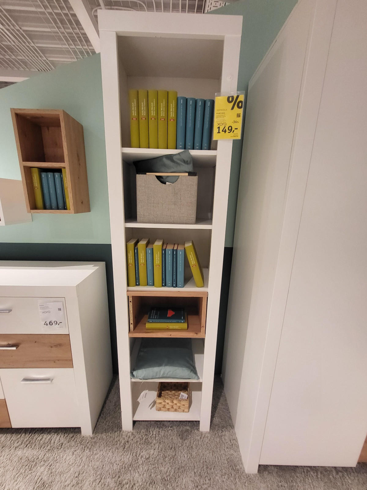 Stoječ regal FILOU bela artisan hrast - razstavni eksponat - Xora