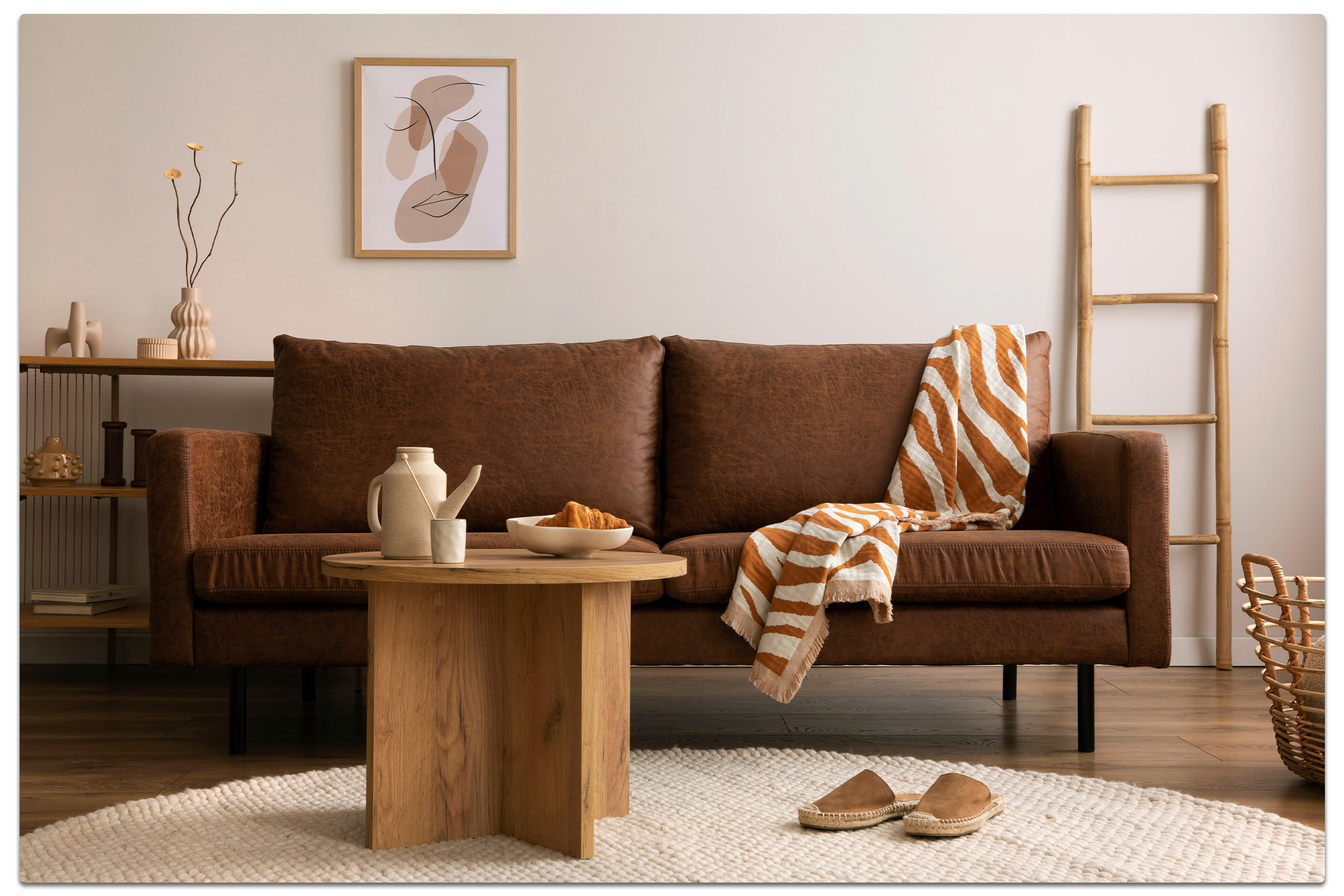 Gemütliche braune Couch in einem stilvollen Wohnzimmer, ideal für Entspannung und gesellige Stunden.