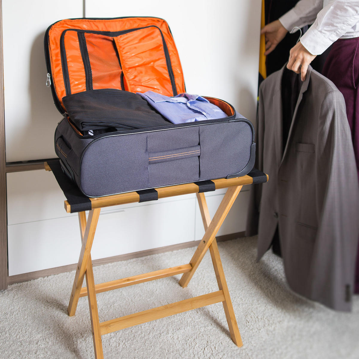 STOJAN na kufre - svetlohnedá, drevo/textil (60/50/37.5cm) - Relaxdays