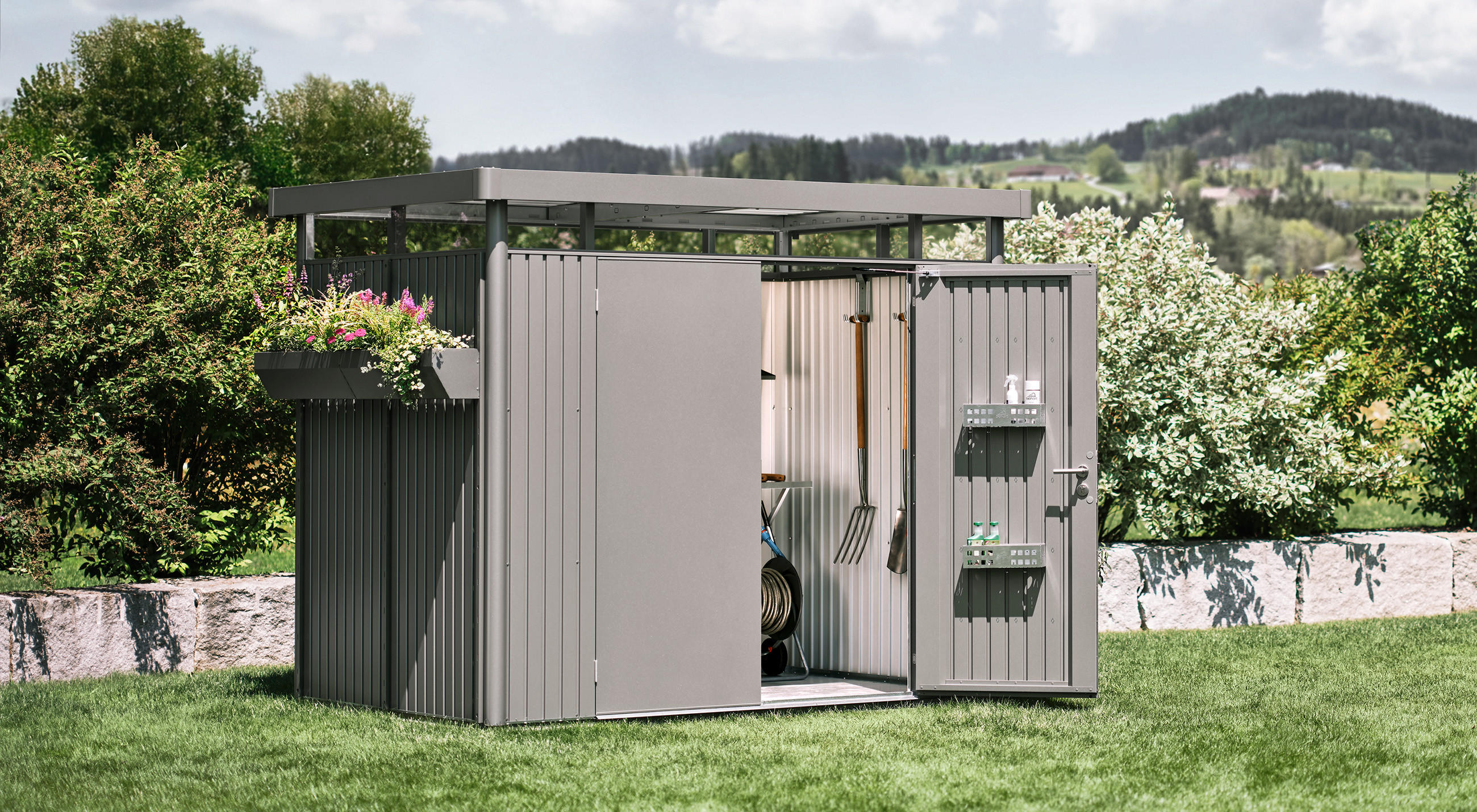 Gerätehaus von Liebherr auf grüner Wiese. 
