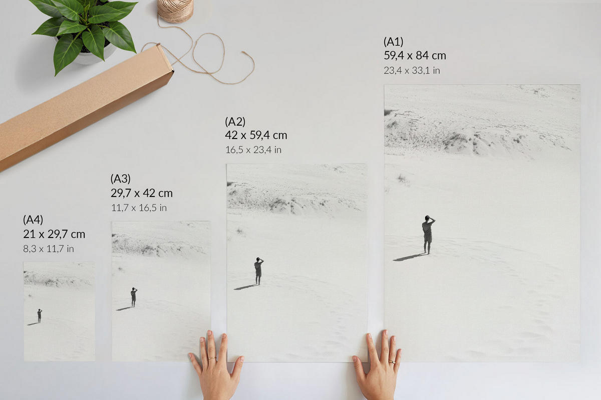 POSTER - 29x42 cm - Soft Structure - Mann im Sand - Weiß, Textil (29/42/0.1cm) - TULUP