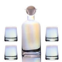 KARAFFE mit 4 Gläsern Set aus Glas mit Regenbogen Schimmer - Transparent, Glas (1.1L) - Intirilife