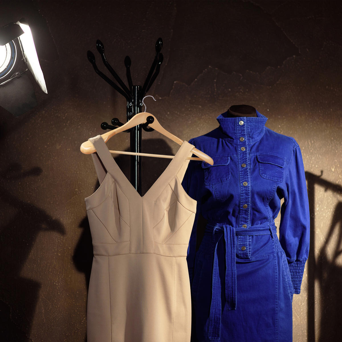 5XVEŠIAKY na oblek - svetlohnedá, kov/drevo (44.5/24/5.5cm) - Relaxdays