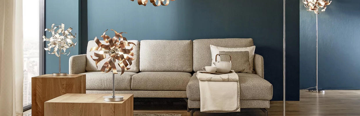 graue couch mit runden lampen