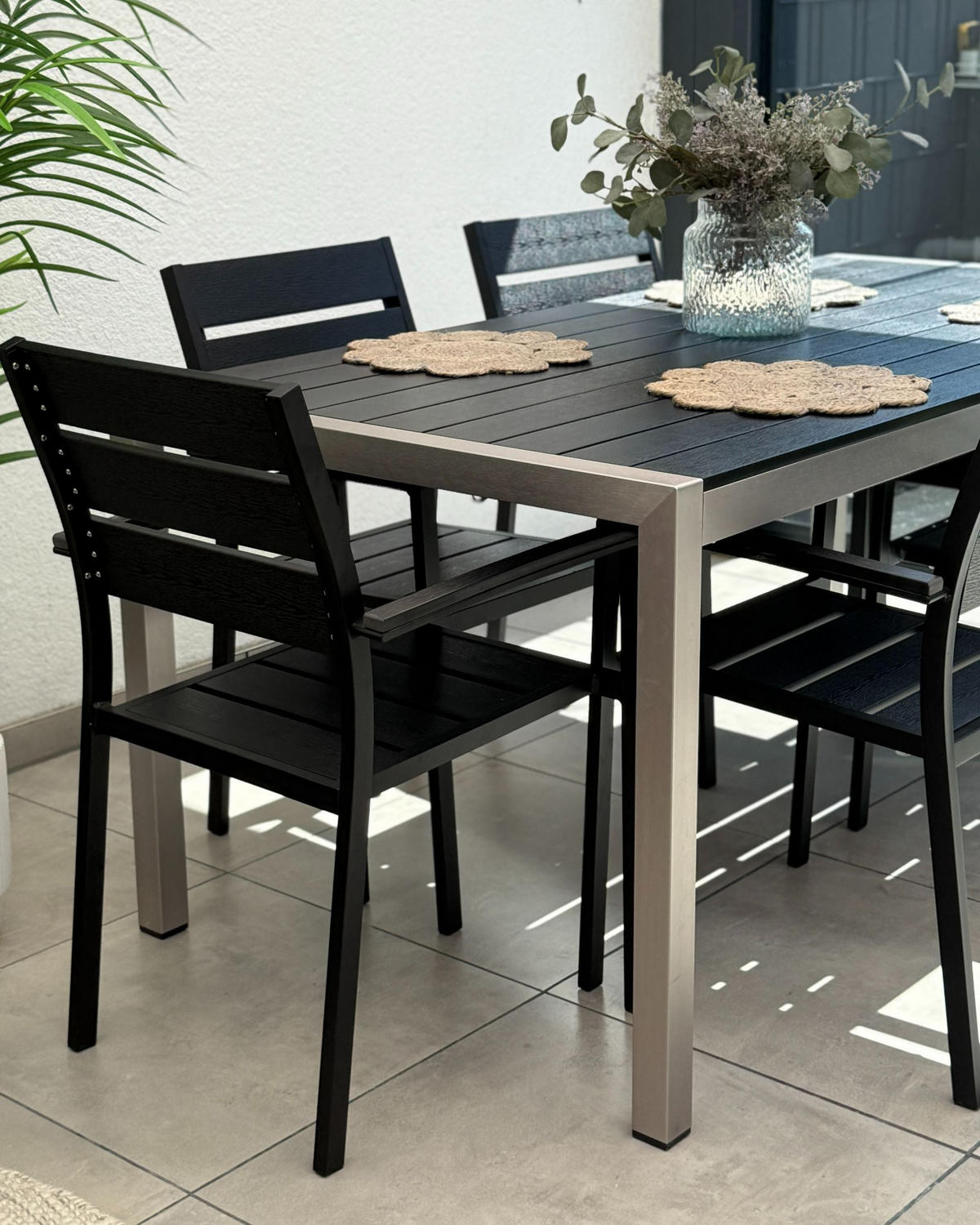 ZAHRADNÍ ŽIDLE sada 6 ks Umělé dřevo Černá Vernio - černá, plast (54/88/57cm) - Beliani