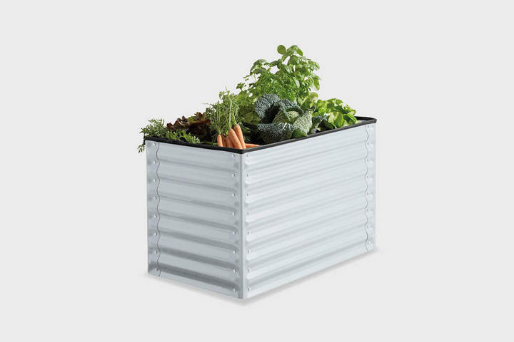 Hochbeet mit Karotten, Gemüse und Gartenkräutern