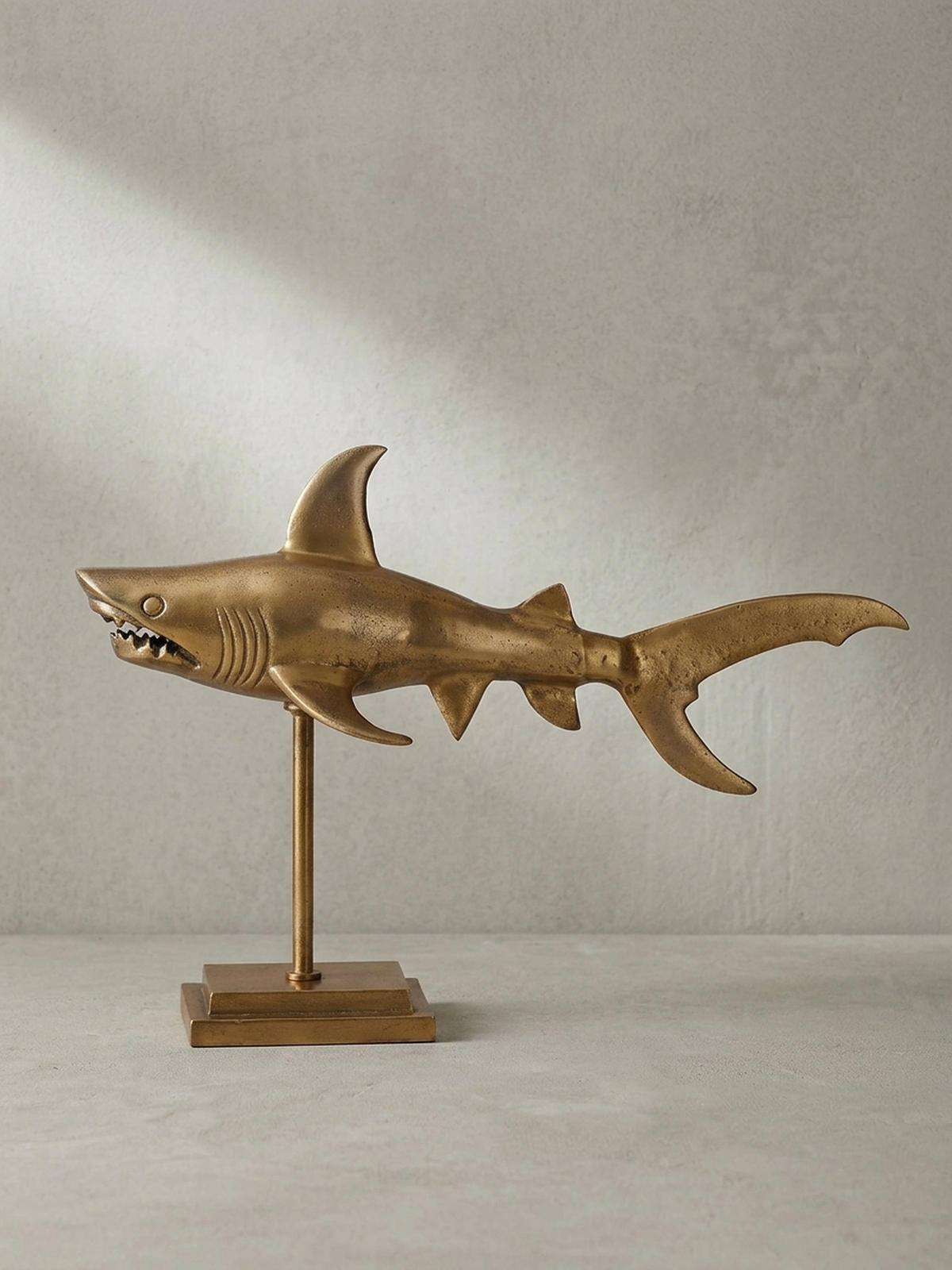 DEKOFIGUR Hai Aluminium 70 cm mit Sockel im maritimen Stil, Gold 70x27x49 cm - Goldfarben, Metall (70/49/27cm) - KADIMA DESIGN