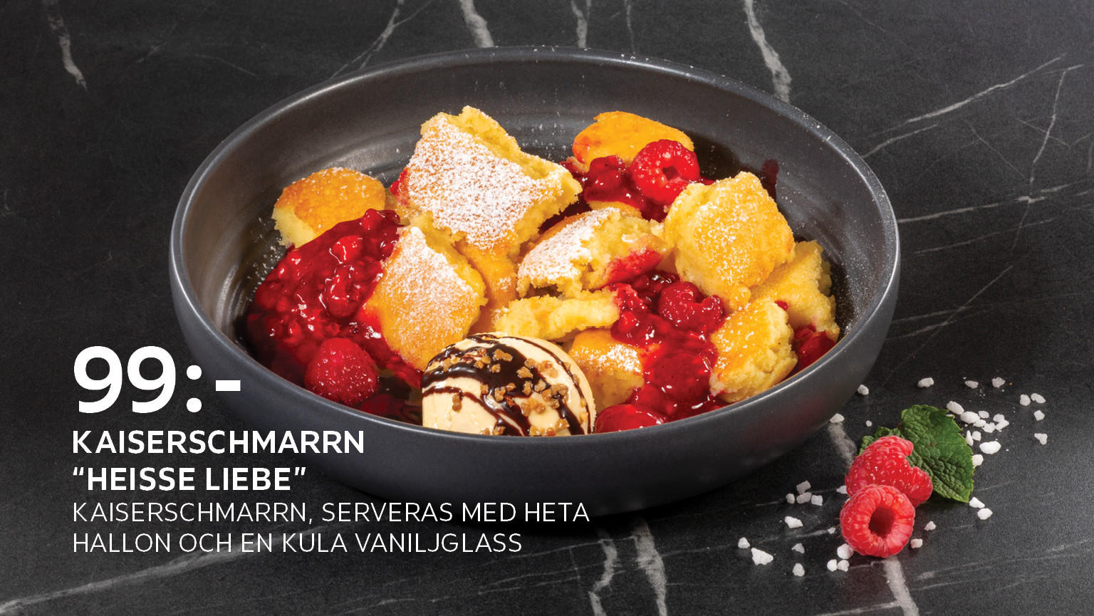 Kaiserschmarrn "Heisse Liebe". Kaiserschmarrn, serveras med heta hallon och en kula vaniljglass