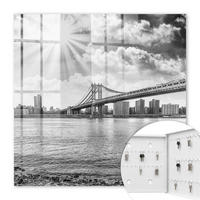 SCHLÜSSELBOX Weiß 30x30 cm – Türöffnung nach rechts - Die Stadt und die Brücke - Multicolor, Metall (30/30/5cm) - TULUP