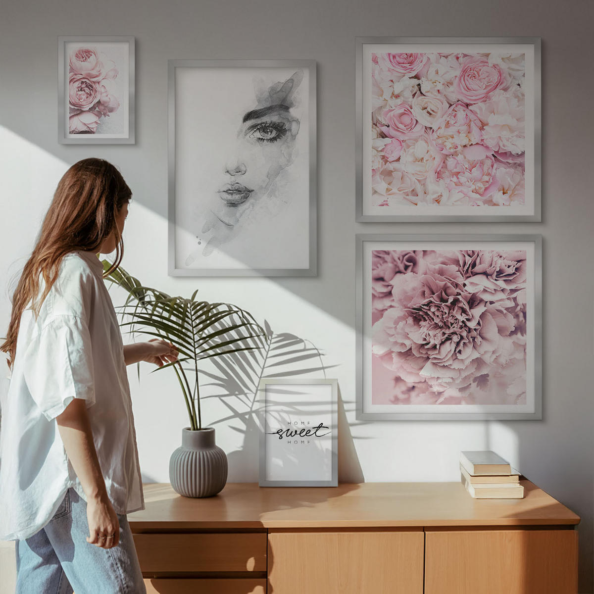 BILDER SET 5er Set - 50x50 cm & 20x30 cm & 40x60 cm Silberner Rahmen - Pfingstrosenporträt einer Frau zu Hause - Silberfarben, Kunststoff (40/60cm) - TULUP