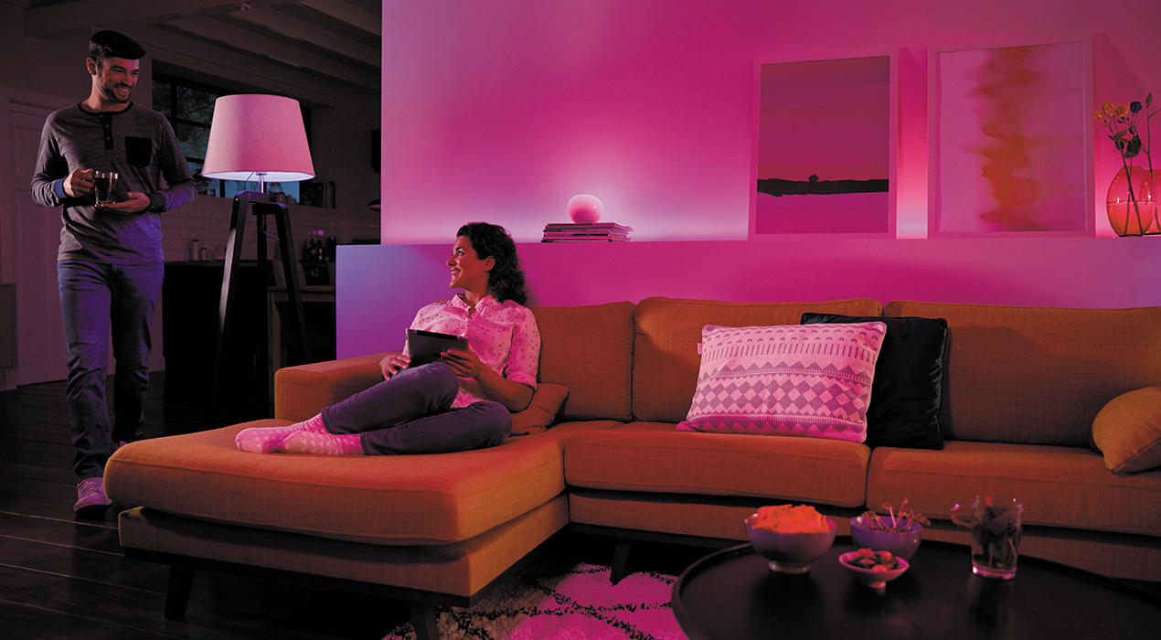 PHILIPS Hue Sprachsteuerung Frau auf Sofa
