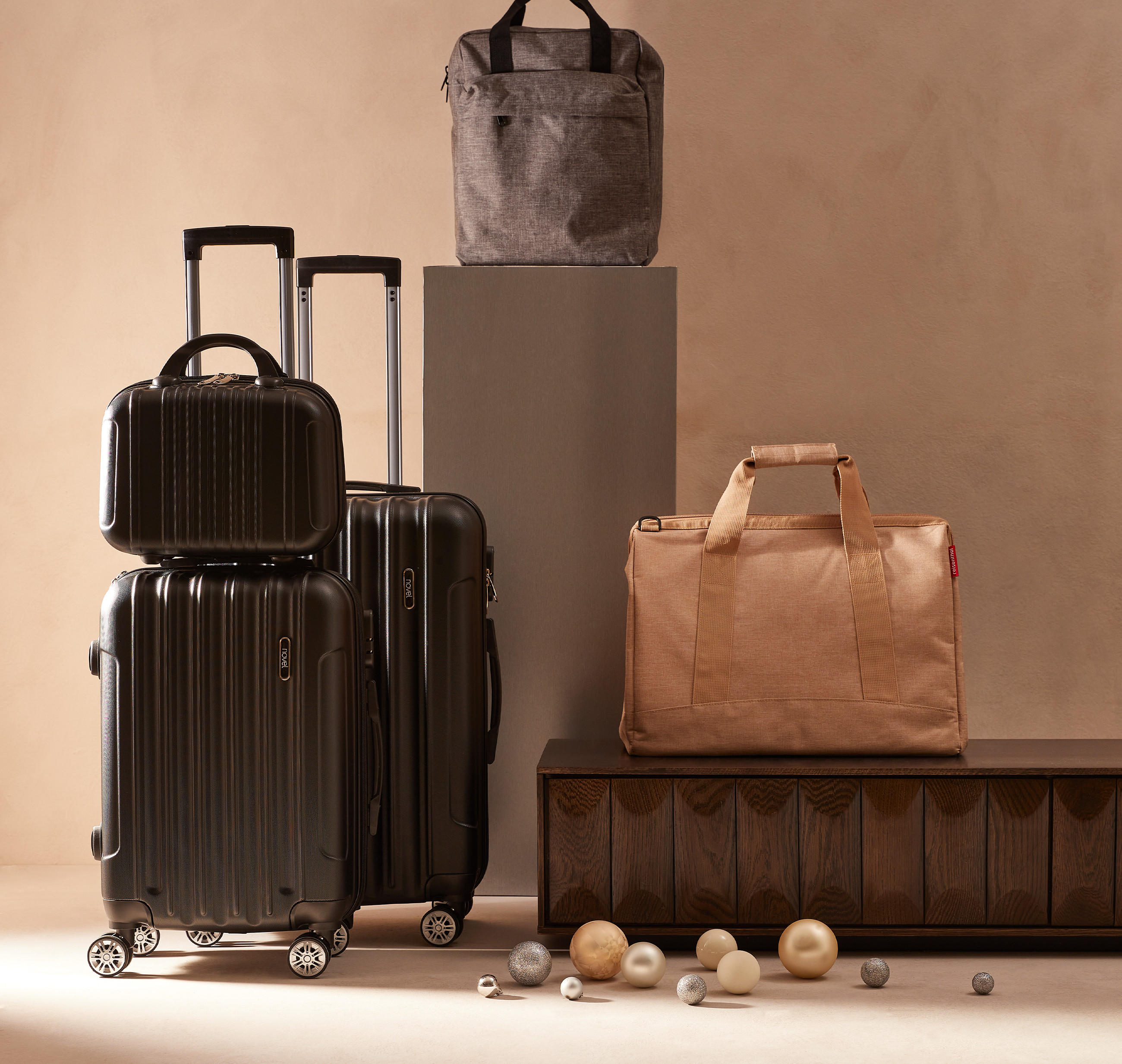 Kofferset in schwarz mit Reisetaschen in beige