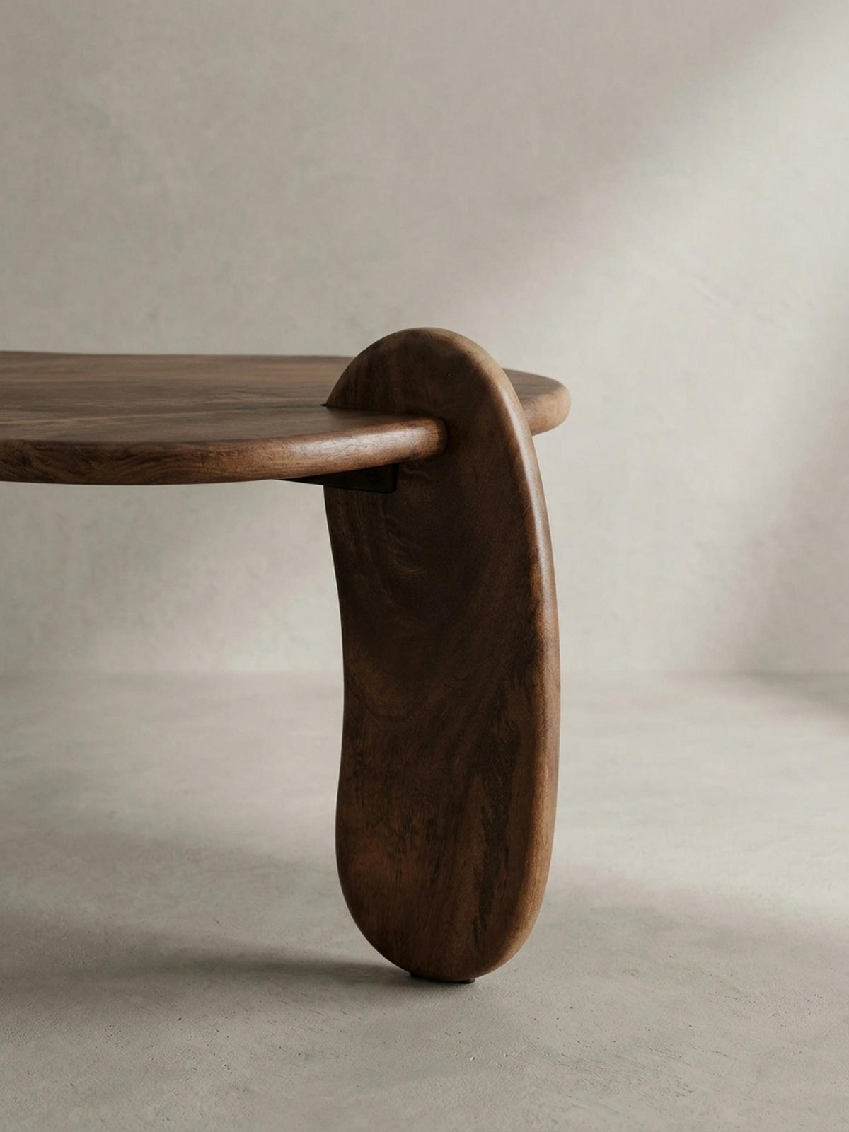 COUCHTISCH in Walnussfarbe aus Mangoholz Massiv, Niedriges Dreibein-Design, Organisch, 78x78x39.5cm - Braun, Holz (78/78/40cm) - KADIMA DESIGN