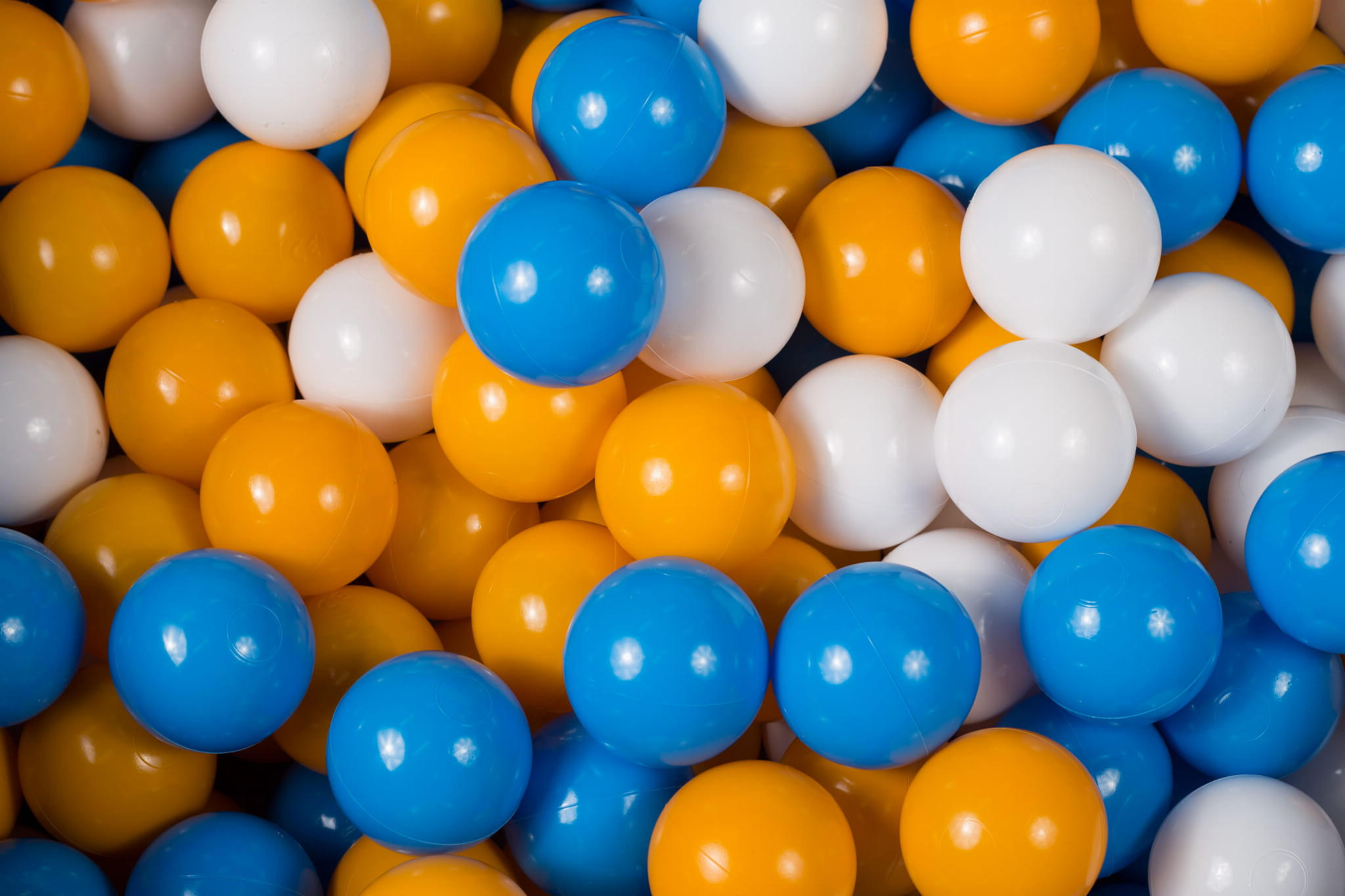 BÄLLE für Bällebad, Spielbälle, Plastikbälle für Kinder Set 50 pcs.: Weiß/Senf/Blau - Honig, Textil (7/7/7cm) - MeowBaby