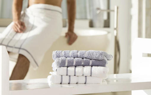 šedý a bílý koupelnový textil