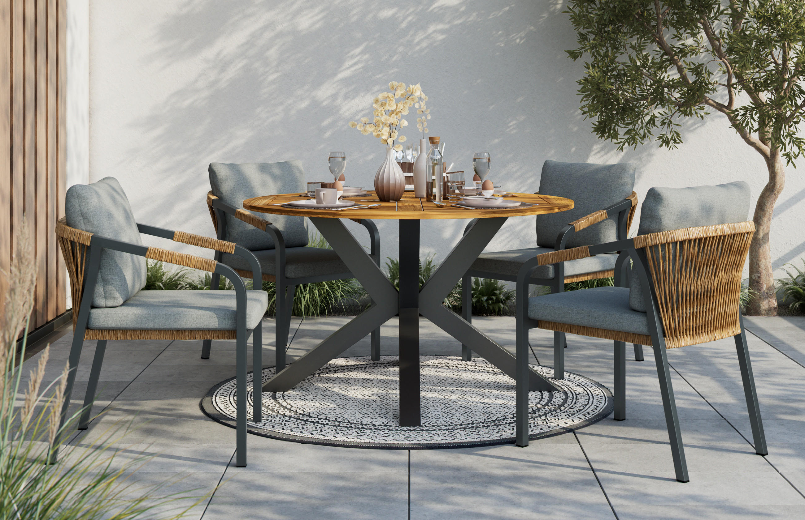 Geschmückte Gartengarnitur mit Füßen aus Metall und Holzplatten