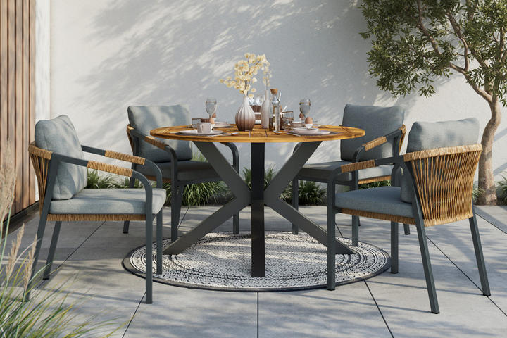 Geschmückte Gartengarnitur mit Füßen aus Metall und Holzplatten