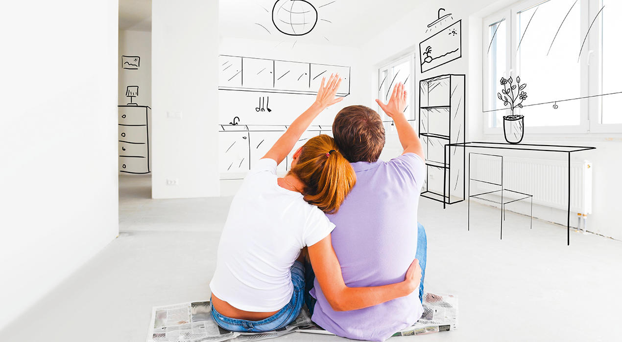 Mann & Frau sitzen beieinander und stellen sich ihre Wohnung vor 