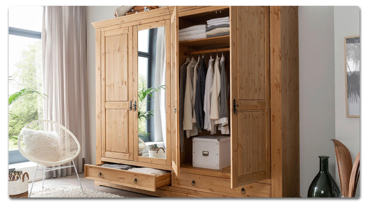 kieferschrank mit spiegeltüren und einem teppich