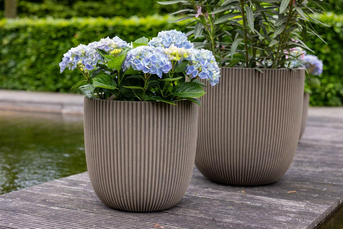 BLUMENTOPF Kugel Groove warmes taupe | 35x34 cm - Beige, Kunststoff (1/34/1cm) - aplanta