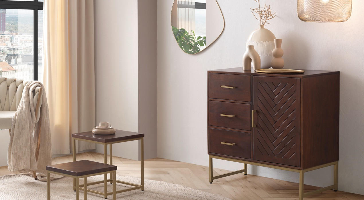 kleine Kommode aus Mangoholz mit einer Vase und 2 Hockern