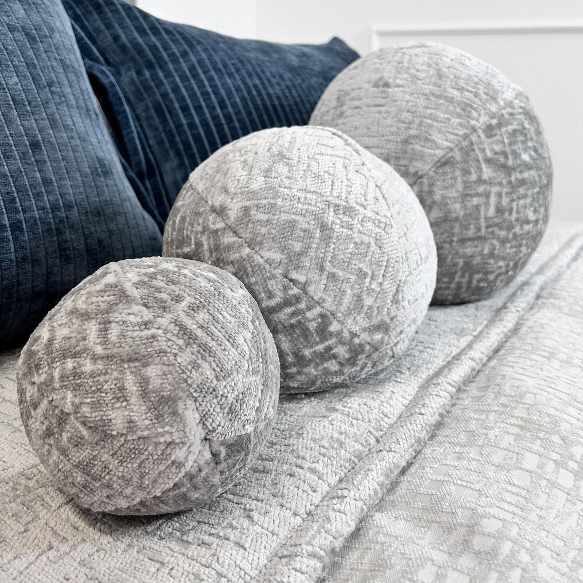 SET AUS DREI ZIERKISSEN Happy Pill Grau 13/20/30 cm - Grau, Textil (30/30cm) - Maison de Reve