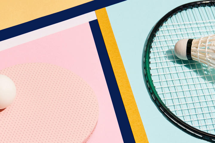 Tennisracket, Federball und Bälle auf buntem Hintergrund