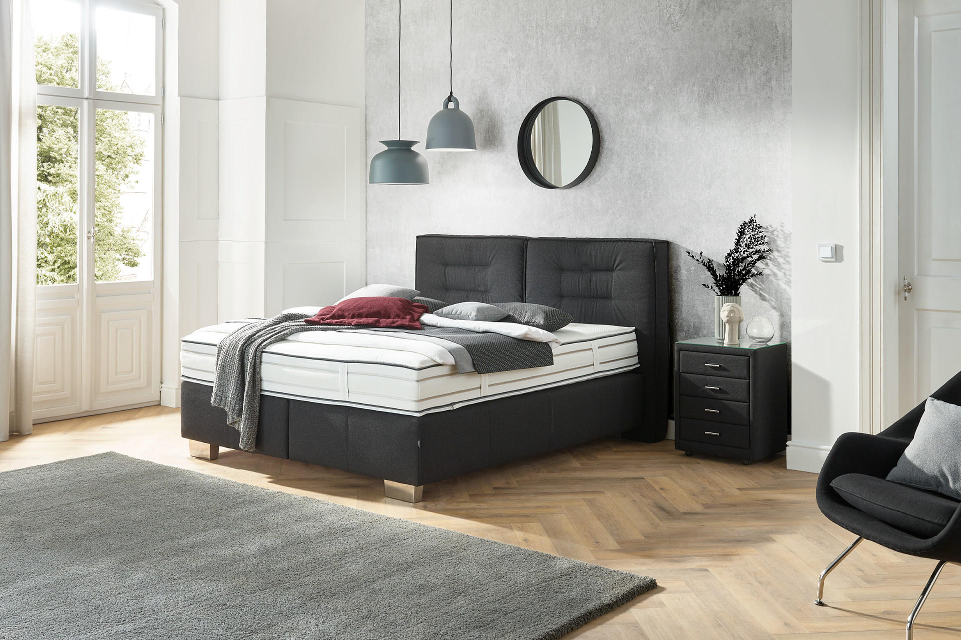 Schwarzes Boxspringbett