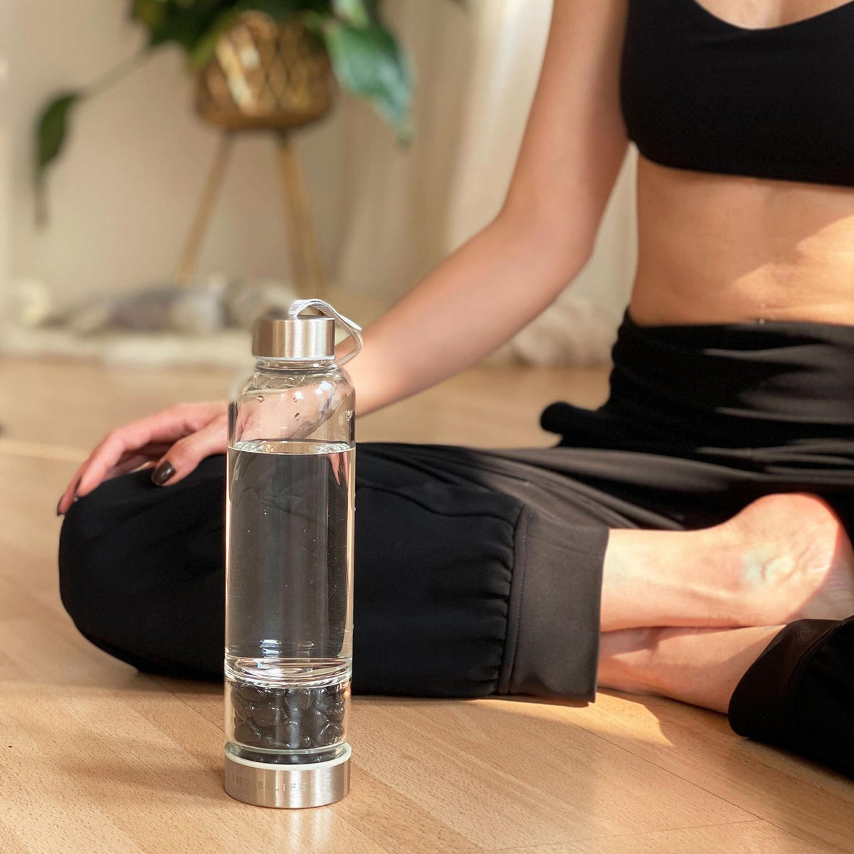 WASSERFLASCHE mit Heilsteinen und Tasche 400ml - Schwarz, Glas (0.4L) - Intirilife