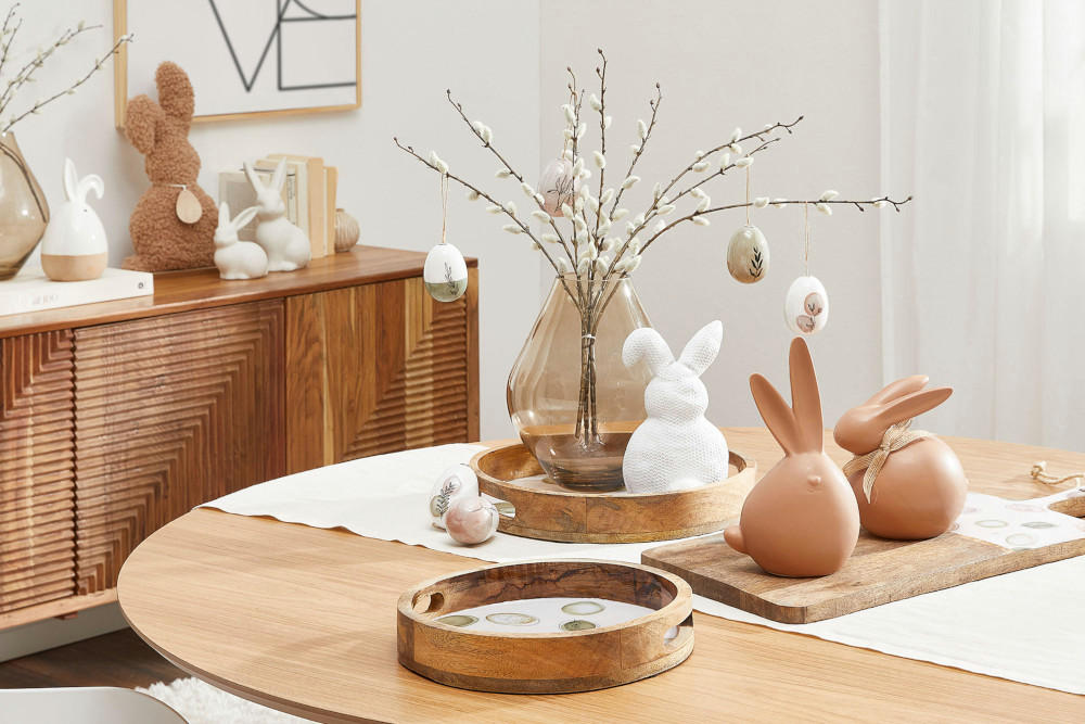 Masă din lemn ornată cu obiecte decorative de paște - iepurași