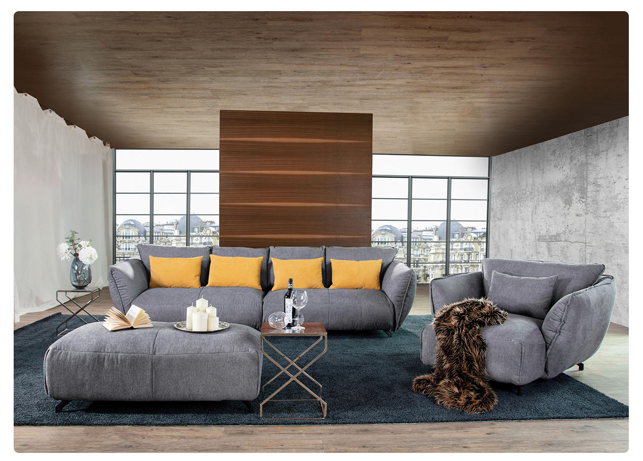 graue Couch mit orangefarbenen Kissen
