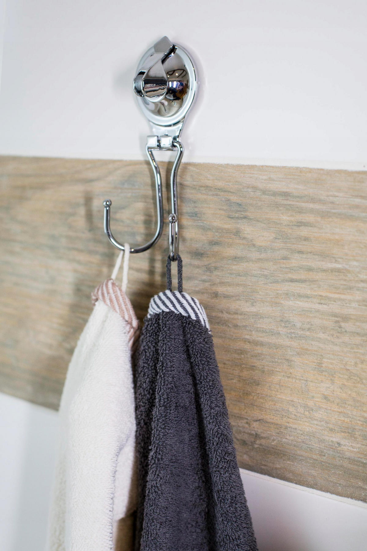 BADEZIMMER-Kleiderbügel mit Saugnapf, silber - Silberfarben, Metall (8/17cm) - KADAX