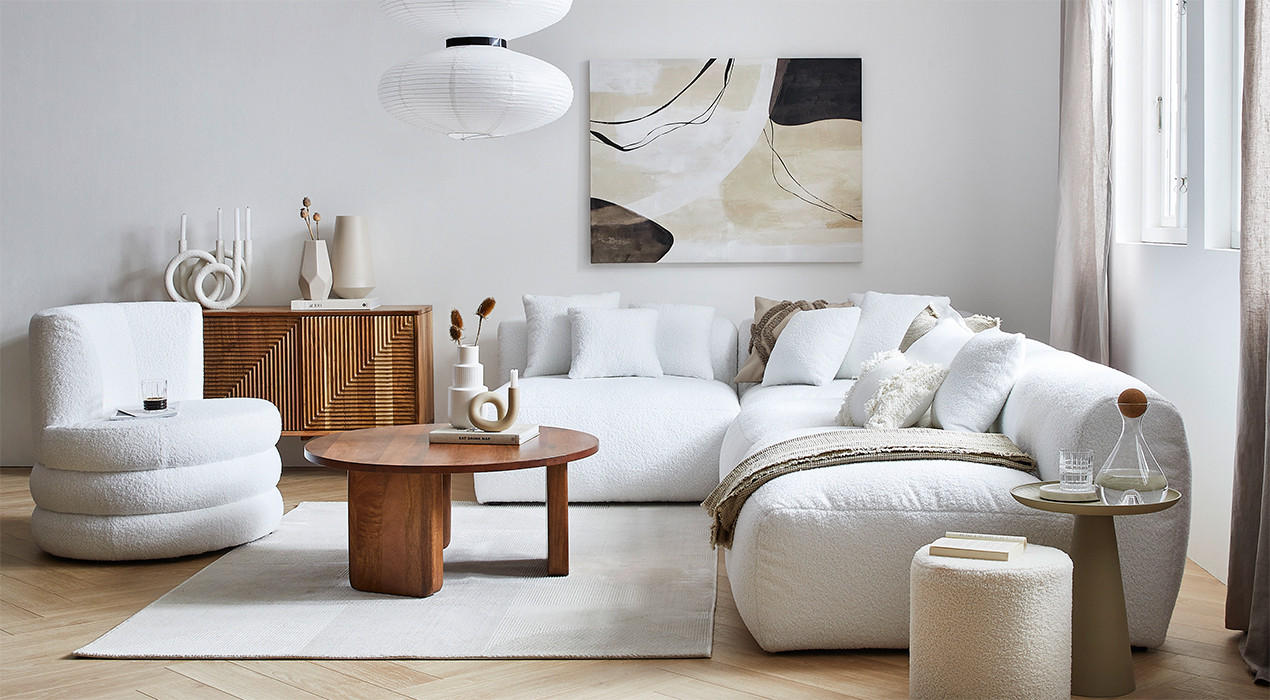 Ecksofa und Sessel in weißem Teddystoff