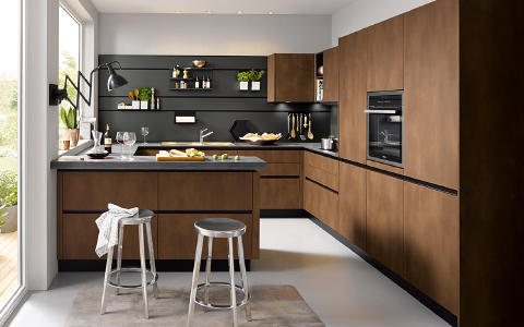 Moderne Küchenform G-Form Küche mit dunklen Fronten, Holzarbeitsplatte und offenen Regalen