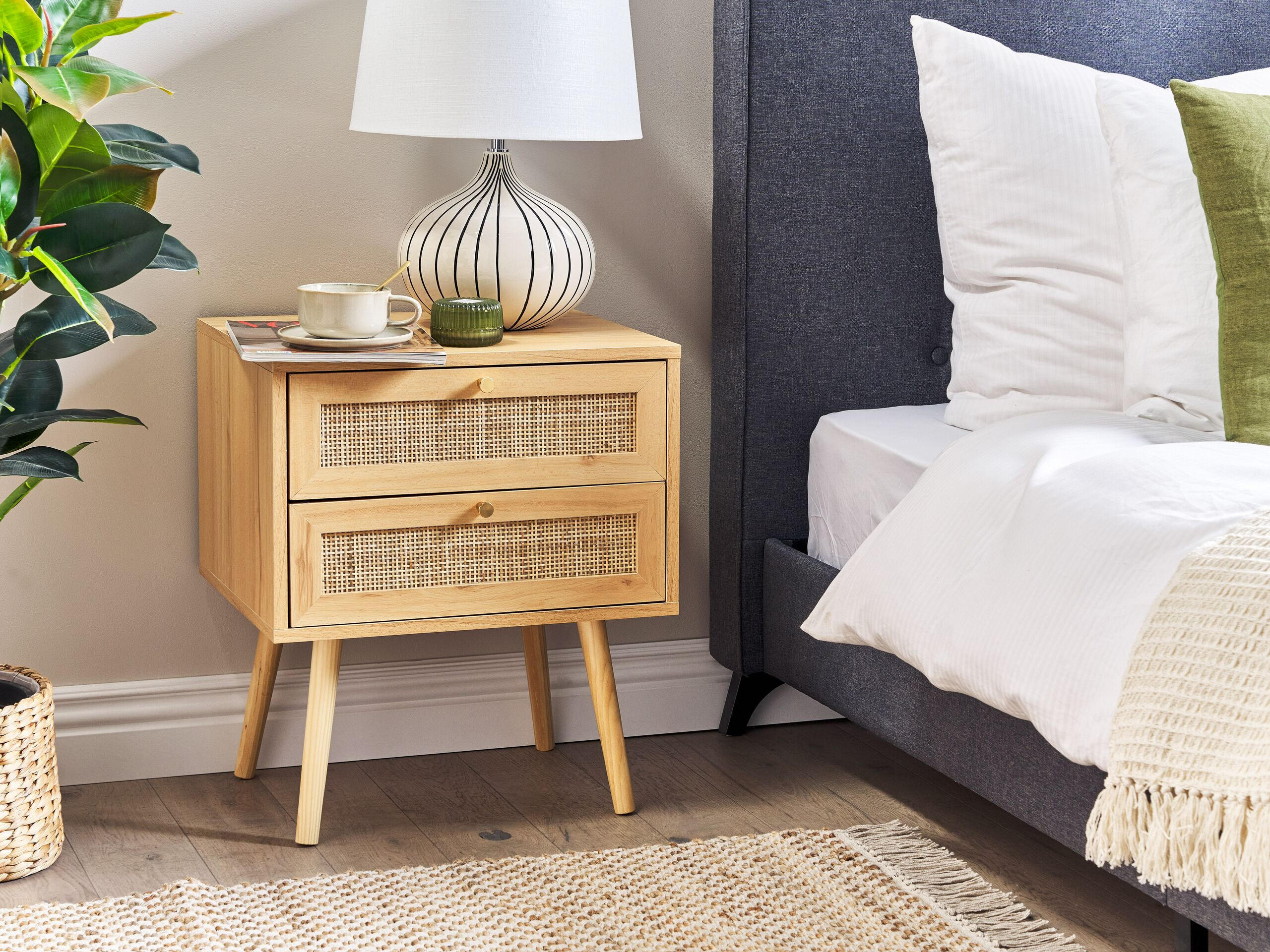 NACHTTISCH Rattan hellbraun 2 Schubladen Perote - Hellbraun/Goldfarben, Naturmaterialien (57/57/48cm) - Beliani
