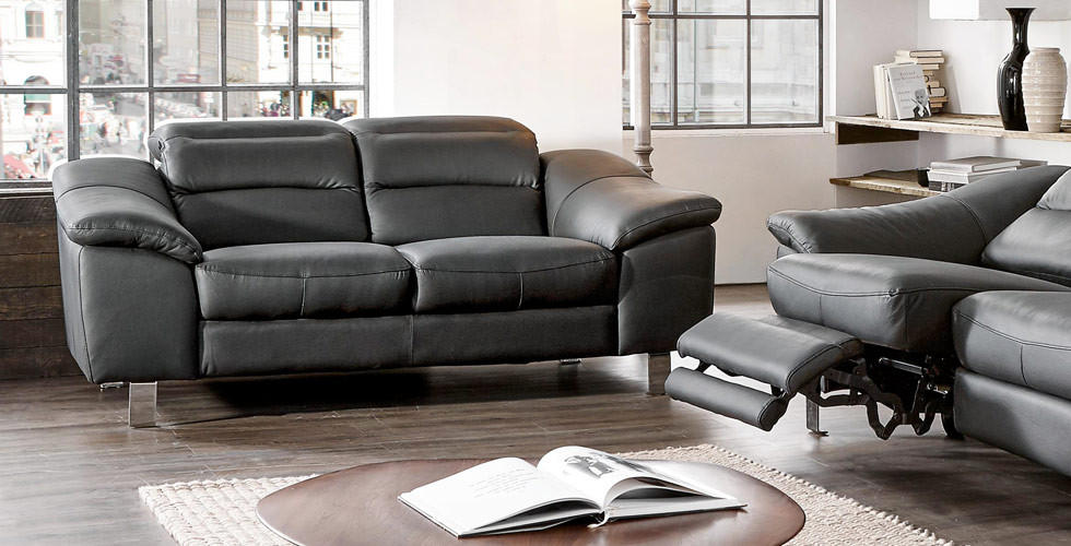 Schwarzes Sofa, Lederoptik, bei XXXLutz. 