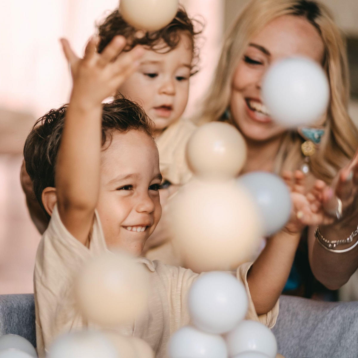 BÄLLE für Bällebad, Spielbälle, Plastikbälle für Kinder Set 50 pcs.: Grau/Perlweiß/Silber/Weiß - Weiß/Grau, Textil (7/7/7cm) - MeowBaby