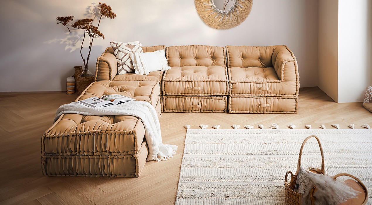 Beiges Wohnzimmer, beige Couch und Deko