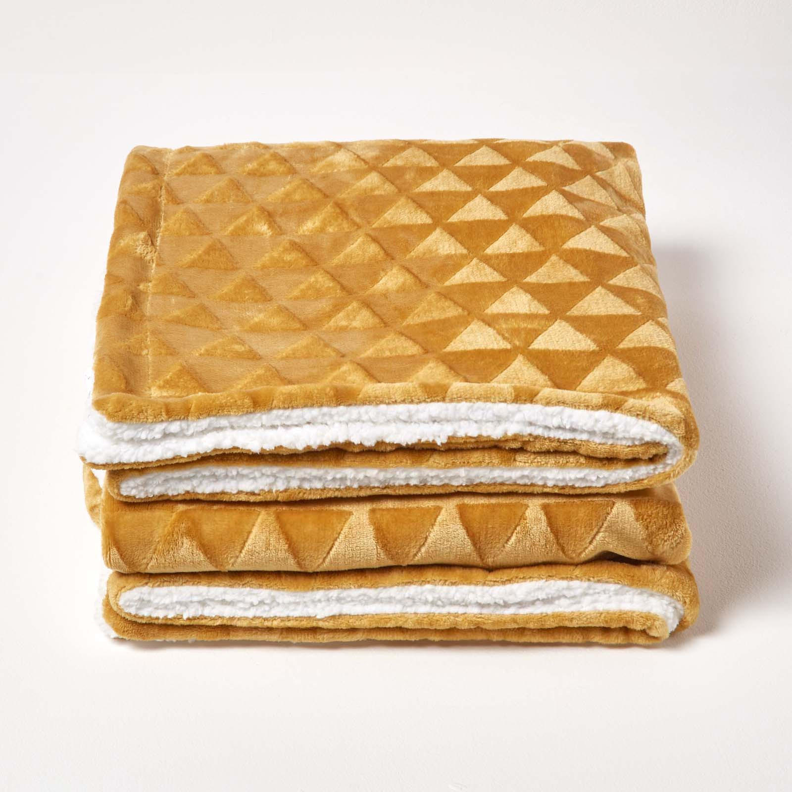 KUSCHELDECKE Sherpa 130/160 cm, Samtdecke mit Dreieckmuster - Dunkelgelb, Textil (130/160cm) - Homescapes