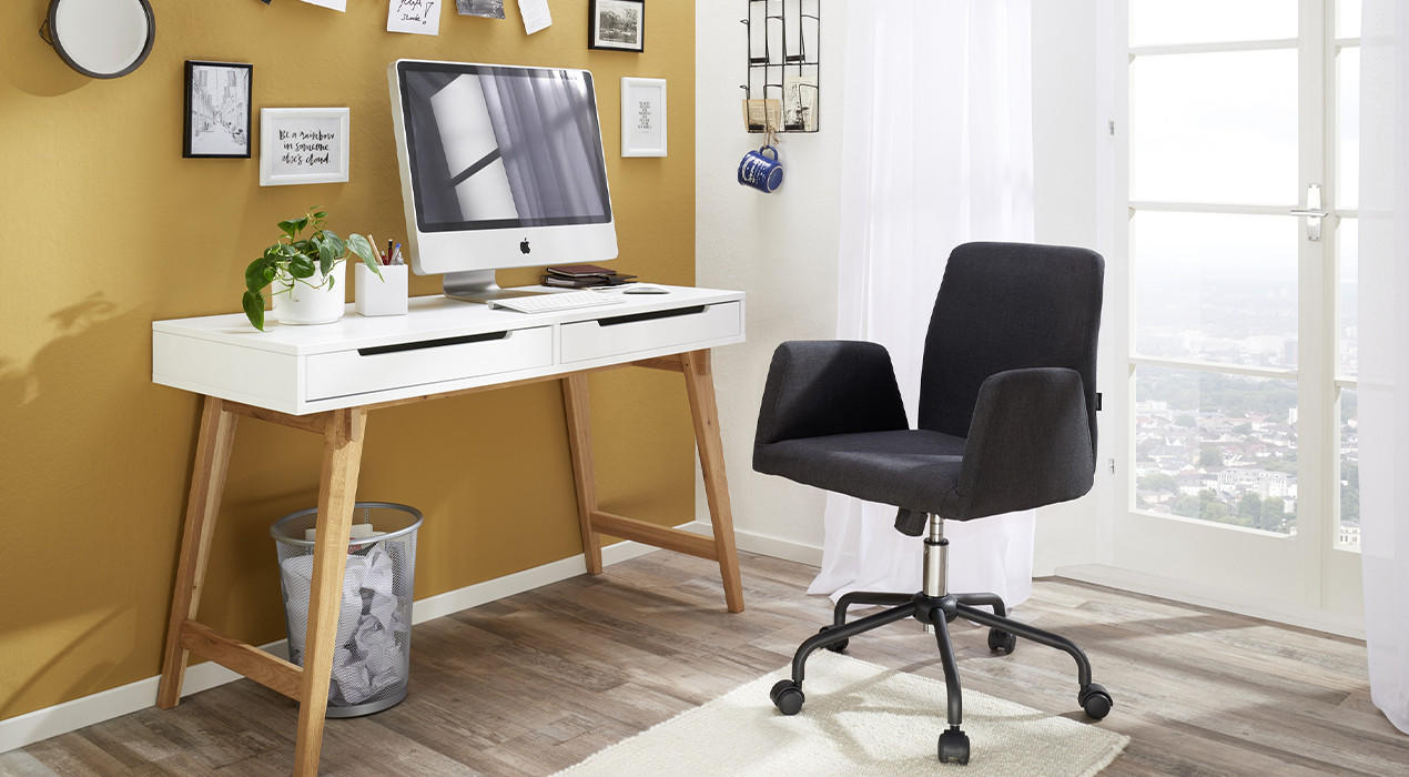 Bílý pracovní stůl na dřevěných nohách